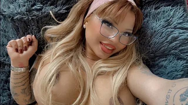 Daisy gives a messy blowjob